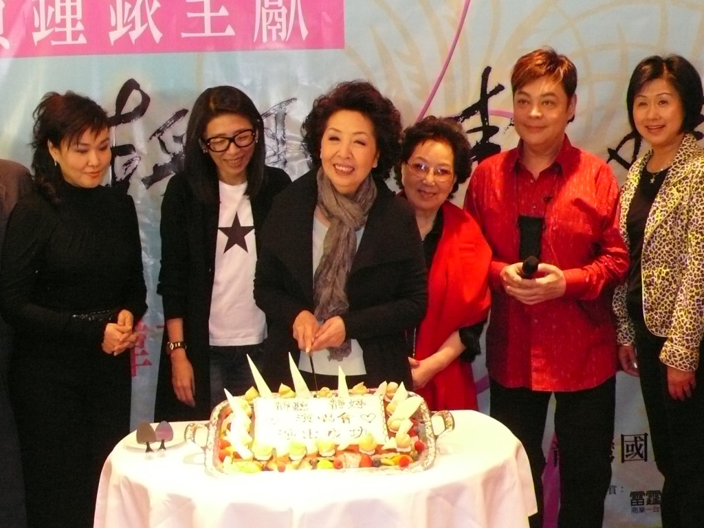 2007年，靜婷完成三場演唱會，與眾表演嘉賓吳鶯音（右3）、張偉文（右2）及其女兒等齊出席慶功宴。