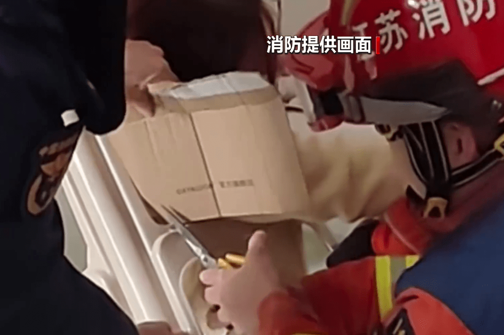 徐州消防卡在塑胶矮櫈的女童。 
