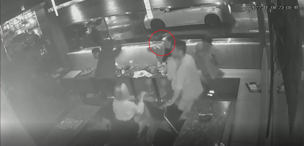 大约10名恶煞冲入酒吧向一名目标男子施袭。(影片截图)