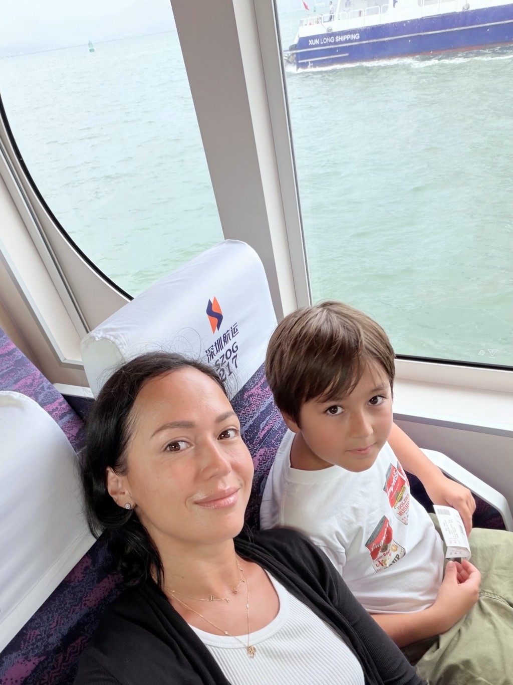 貝安琪與混血囝囝坐船出發,兩母子顏值極高。 貝安琪與混血囝囝坐船出發,兩母子顏值極高。