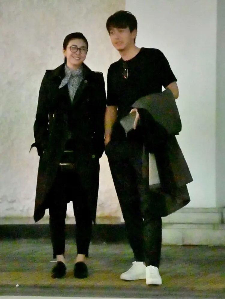19年3月，竹內結子突然宣布跟較她年輕4歲的同門師弟、日劇《法妻當自強》男星中林大樹閃婚。
