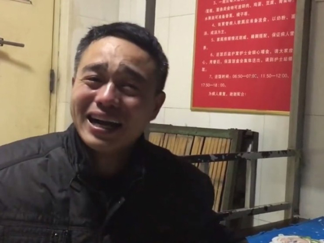 小翔父親穆安明後悔過年無回家,如今與兒子天人永隔。 網圖
