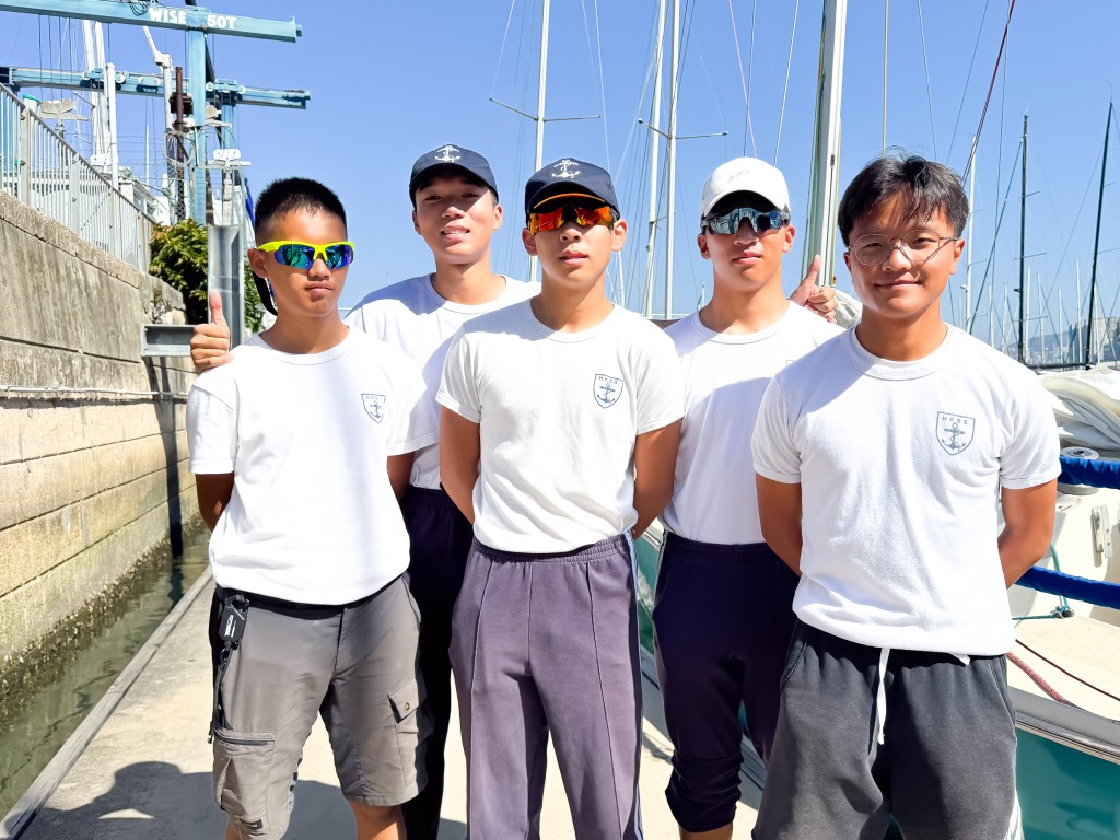 另外兩名「伴我啟航計劃」畢業生兵分兩路,羅俊軒(右一)和林子謙(左一)代表香港航海學校出戰「Paddy B號」。 另外兩名「伴我啟航計劃」畢業生兵分兩路,羅俊軒(右一)和林子謙(左一)代表香港航海學校出戰「Paddy B號」。