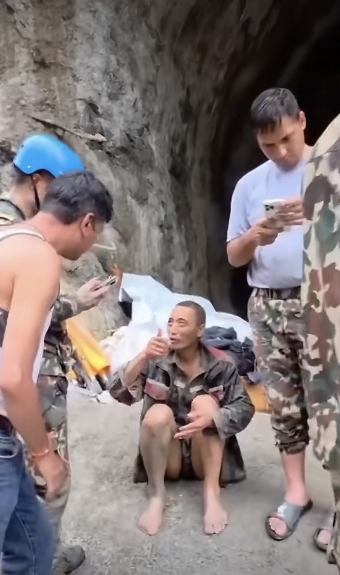 “上特里苏利1号”水电站获救工人陆海涛与救援人员沟通。 微博