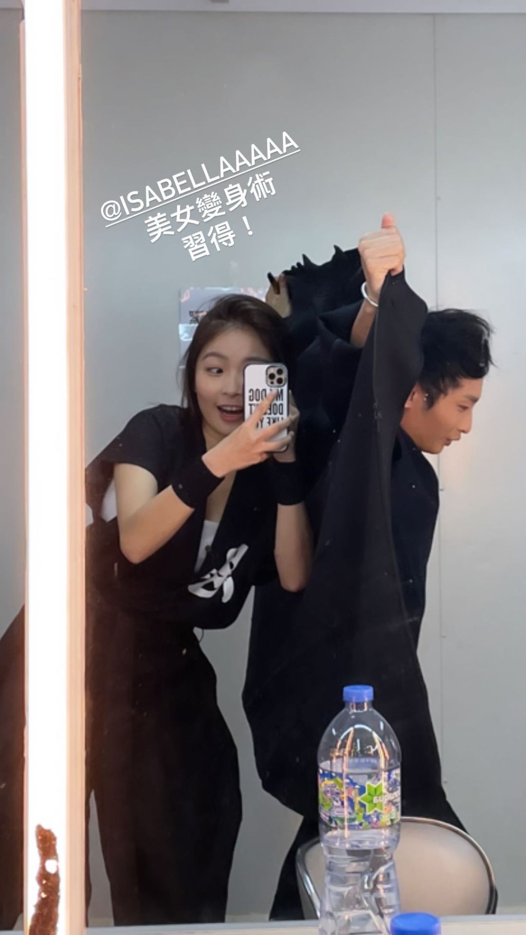 Isabella當日代阿Dee拍攝。