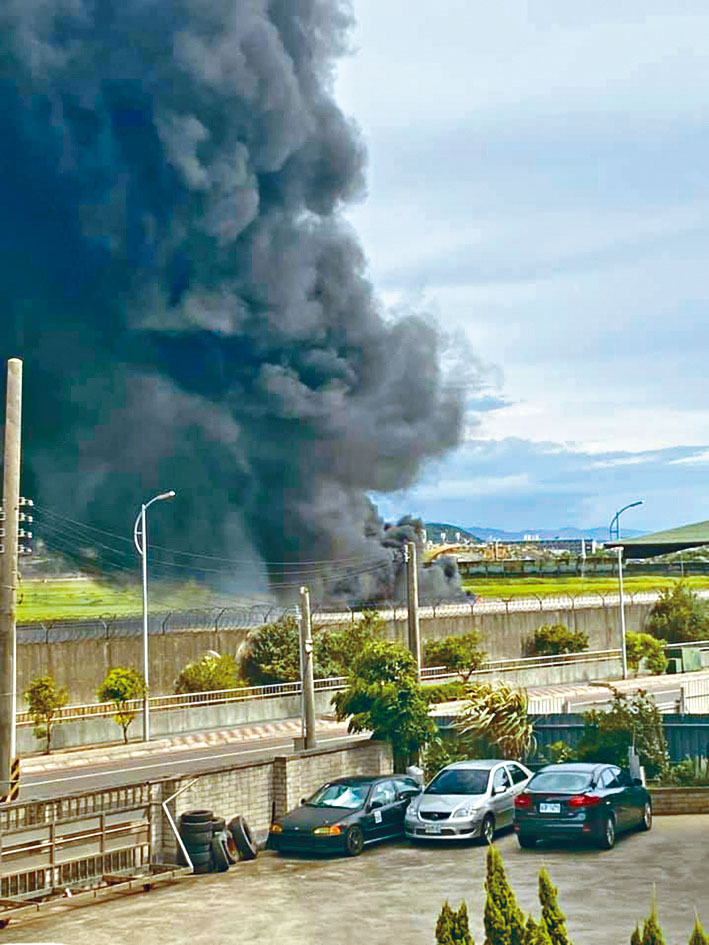 墜機現場冒出濃煙。