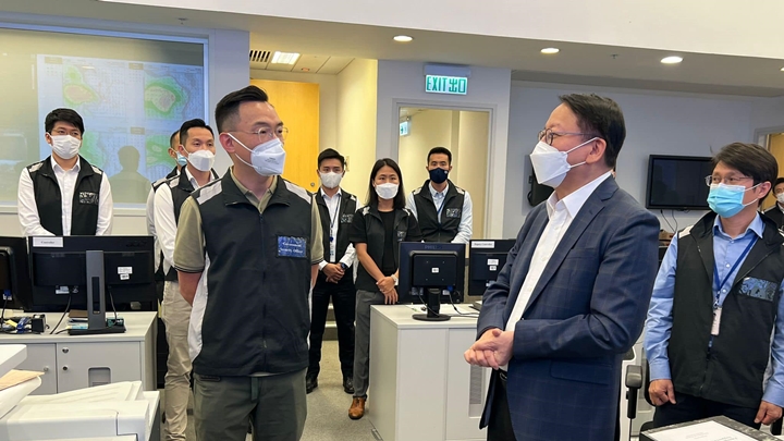 陳國基(右)到保安局緊急事故監察及支援中心聽取匯報。