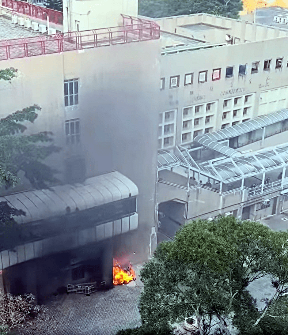 華貴邨社區會堂附近一堆雜物起火。fb：消防群組