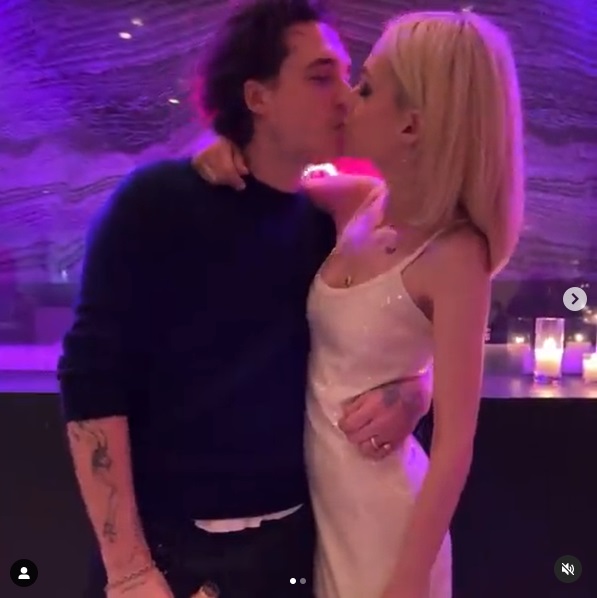 Brooklyn分享同未婚妻咀嘴短片。