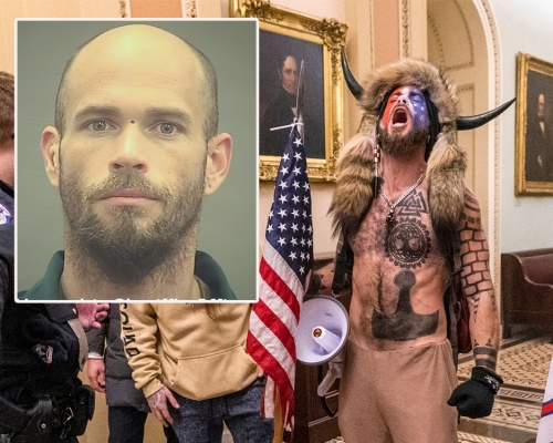 美國會山莊暴亂標誌性人物「牛角男」被判囚41個月。AP圖片