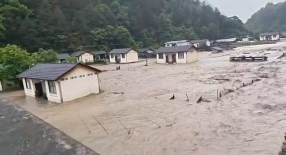 德欽縣多個地區被淹浸。抖音@山洪暴發沖毀建築物。 德欽縣多個地區被淹浸。抖音@山洪暴發沖毀建築物。