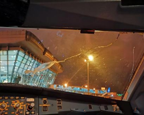 西藏航空擋風玻璃出現裂紋，迫降貴陽。（網圖）
