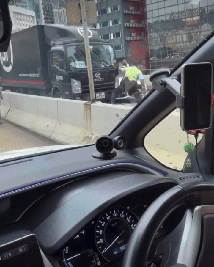 白色私家車撞開中型貨車逃逸。Threads:hkcaml 白色私家車撞開中型貨車逃逸。Threads:hkcaml