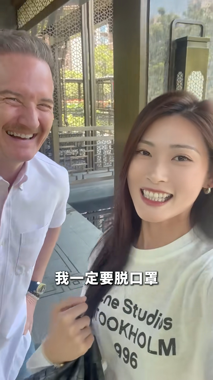 從外表睇花花似細布偉傑廿年。 從外表睇花花似細布偉傑廿年。