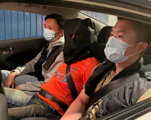 警方以盜竊罪拘捕兩名分別48及55歲本地男子。警方提供