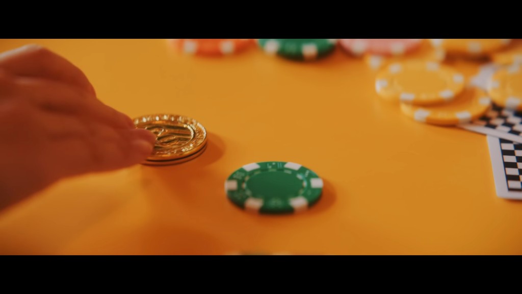 IU突然在一眾籌碼之中押上金幣。