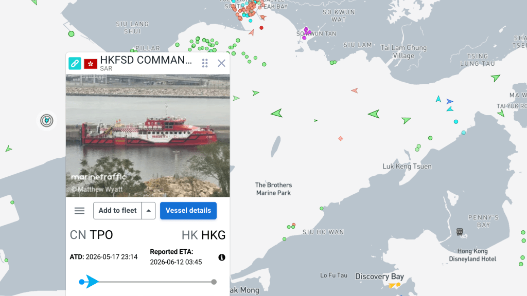 機場以北海面傳船隻翻沉 多人疑墮海 消防趕住救援。marinetraffic.com 圖片