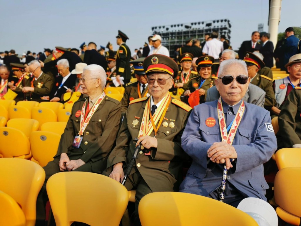 戴满勋章的老军人参加观礼。张言天摄