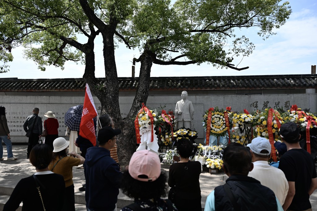 民众以献花、留言、参观英雄事迹展览等方式,表达对革命先烈的缅怀与崇敬。中新社 民众以献花、留言、参观英雄事迹展览等方式,表达对革命先烈的缅怀与崇敬。中新社