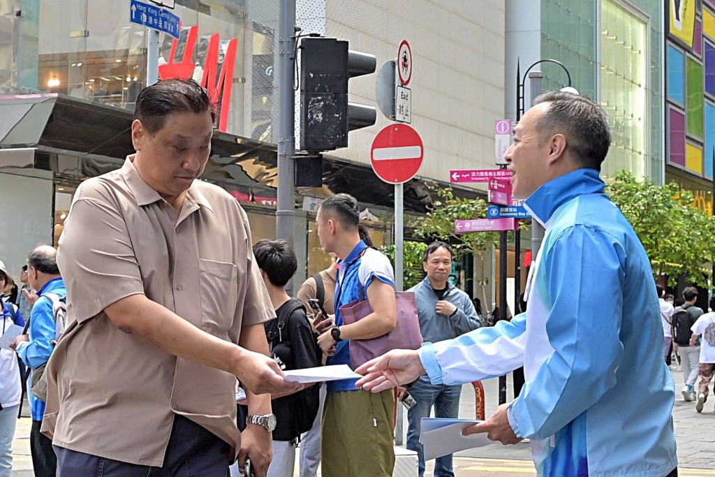 周一鳴在銅鑼灣百德新街向市民呼籲投票。警方提供 周一鳴在銅鑼灣百德新街向市民呼籲投票。警方提供