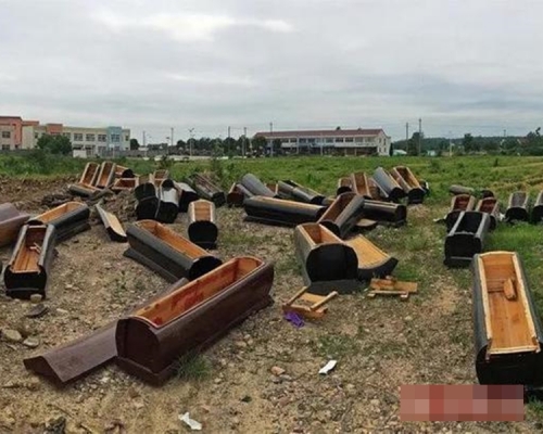大批遭官员强行没收的棺木被陈列在广场上。网图