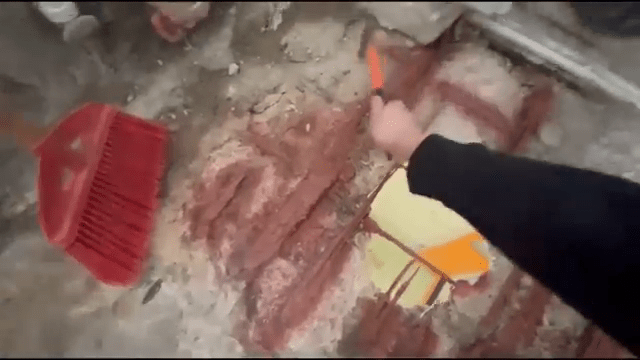 為評估損毀情況，樓下師傅到場後，先借來一個鎚仔。(HUMA LO＠Youtube影片截圖)