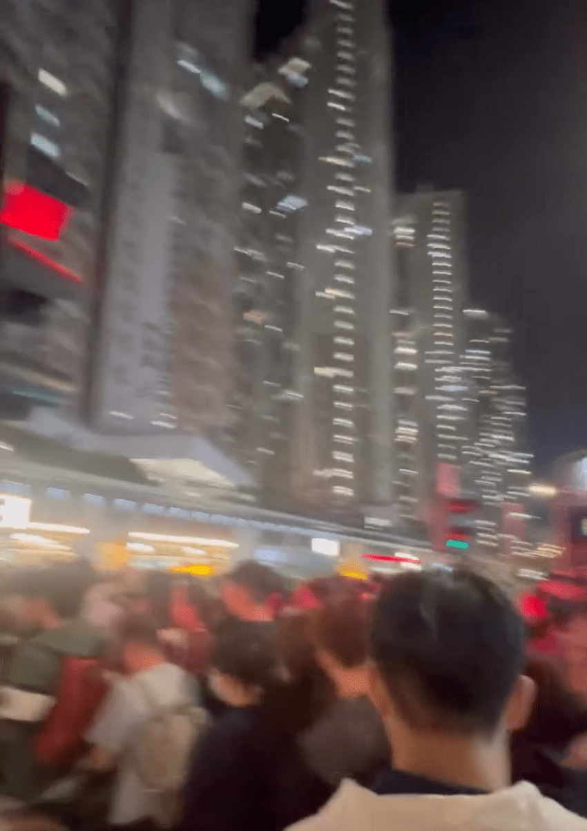 安全島空間被收窄,途人只能「人貼人」慢慢穿過安全島。Threads @ motat.tt 影片截圖 安全島空間被收窄,途人只能「人貼人」慢慢穿過安全島。Threads @ motat.tt 影片截圖