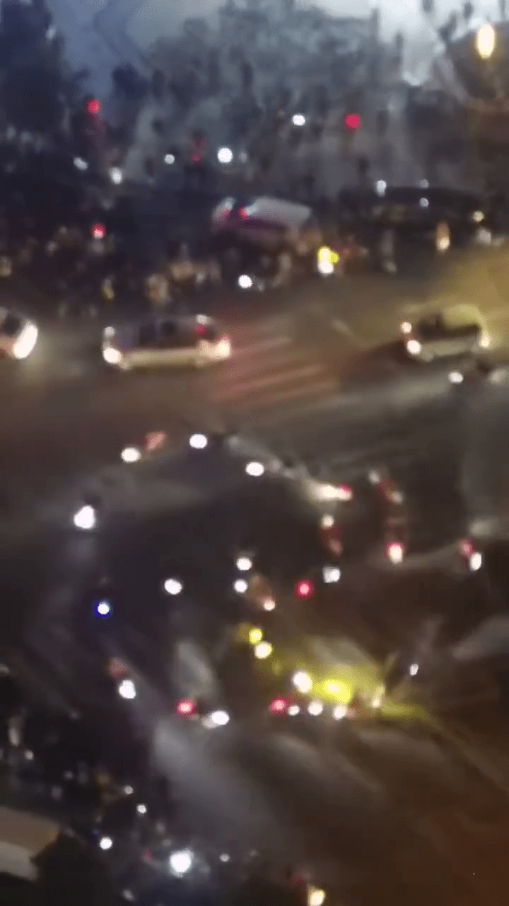 外賣員在馬路中央繞圈。 外賣員在馬路中央繞圈。