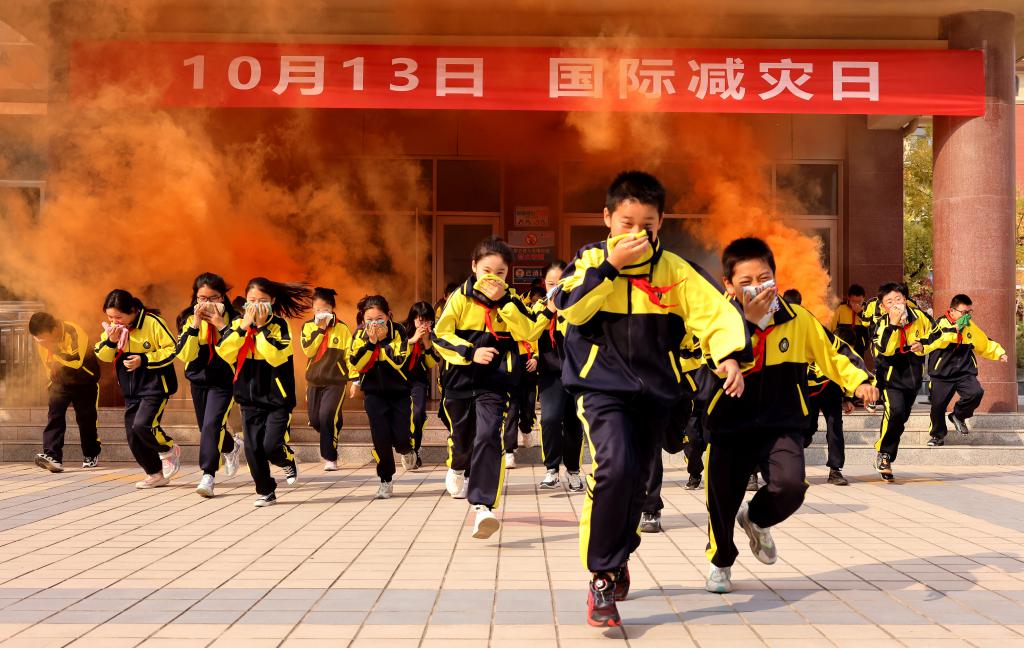 内地山东省小学进行消防应急逃生演练，过程逼真。