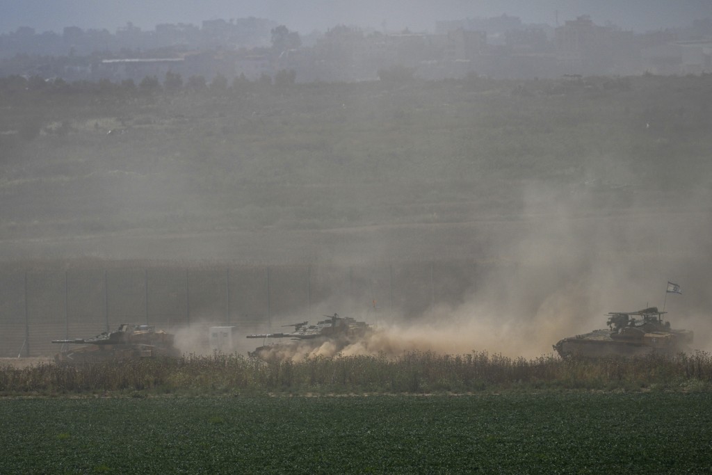 以军坦克在加沙演练。美联社
