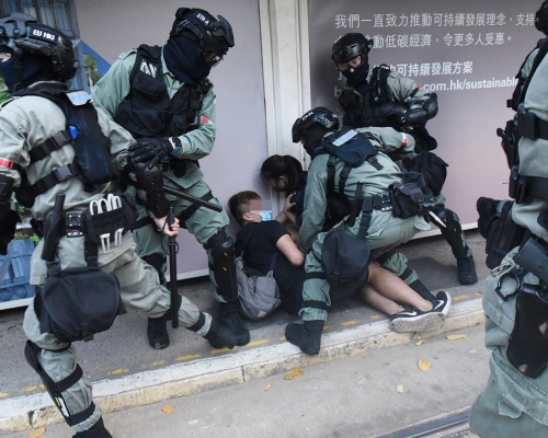 防暴警察下午5時半過後,突然從遮打道跑向皇后像廣場驅散人群。