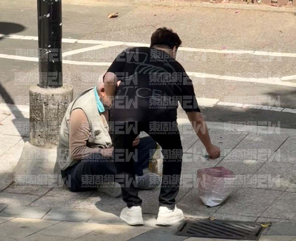 阮兆祥看見一位老人家討錢,便拿出現鈔放入對方的籃內,更不忘親切問候。(《東周刊》圖片) 阮兆祥看見一位老人家討錢,便拿出現鈔放入對方的籃內,更不忘親切問候。(《東周刊》圖片)