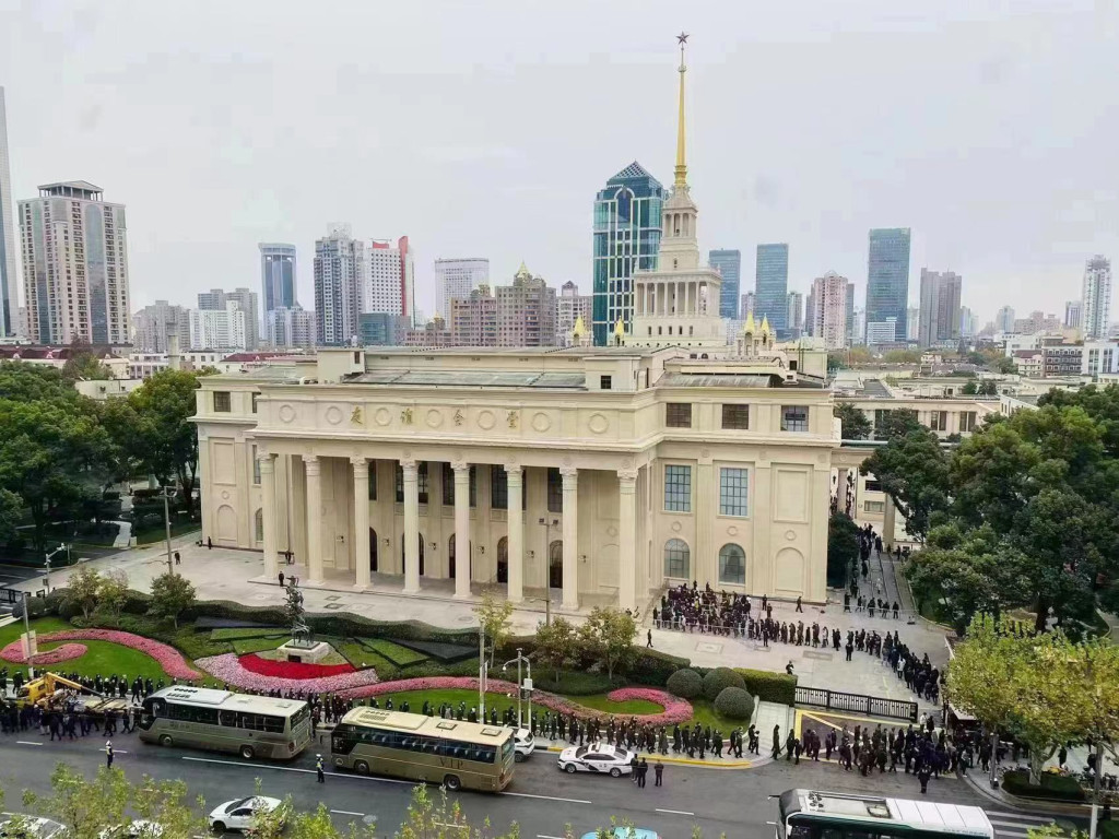 传江泽民的灵柩已移往上海展览中心友谊会堂。