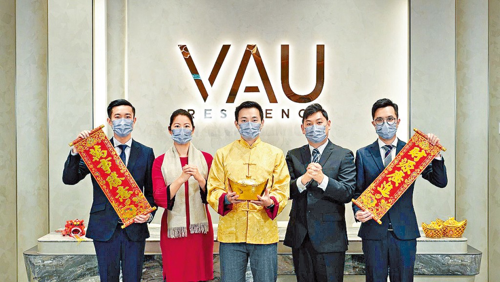 万科香港计划年底推售长沙湾海坛街项目，涉逾500伙。（中）为周铭禧、左二为刘淑贞。