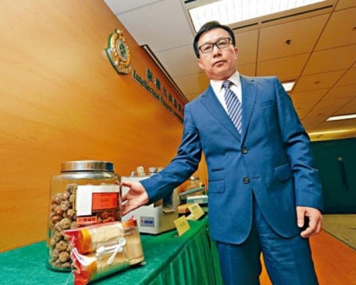 海關出身的副關長鄧以海成功晉升關長，打破自1999年以來由AO空降「慣例」。資料圖片