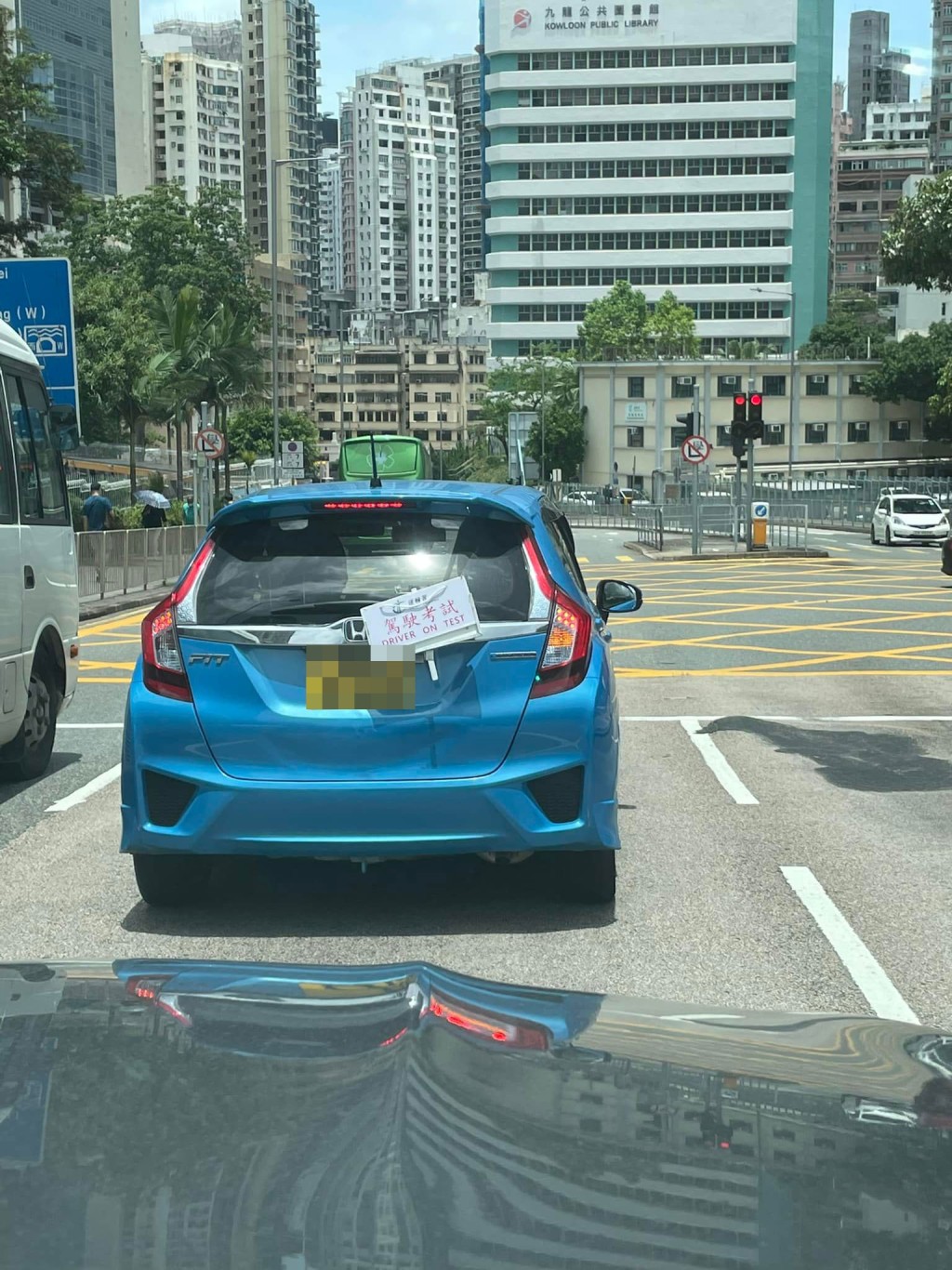 一名學神日前於培正道考路試，有網民一直駛在其車尾幫他「頂車」。網上圖片