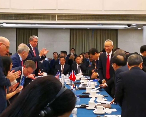 《華爾街日報》記者魏玲靈,在Twitter發布相片,可見國務院副總理劉鶴站在會談桌前。