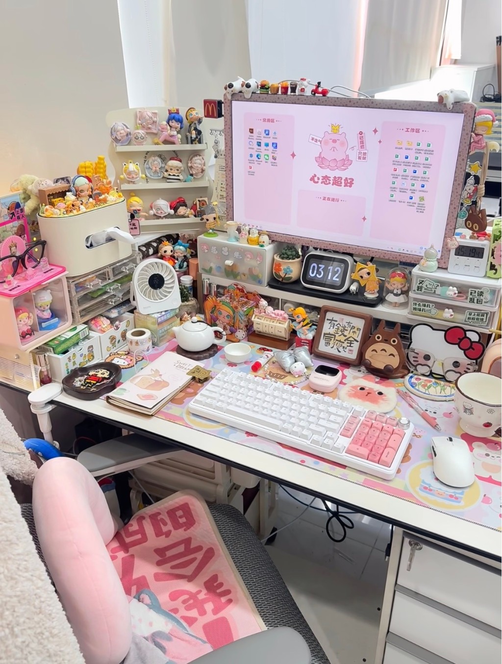 網民認為工作枱越簡潔越缺乏私人物品,離職指數越高。微博@ 冬霧雪蜜桃茶 網民認為工作枱越簡潔越缺乏私人物品,離職指數越高。微博@ 冬霧雪蜜桃茶