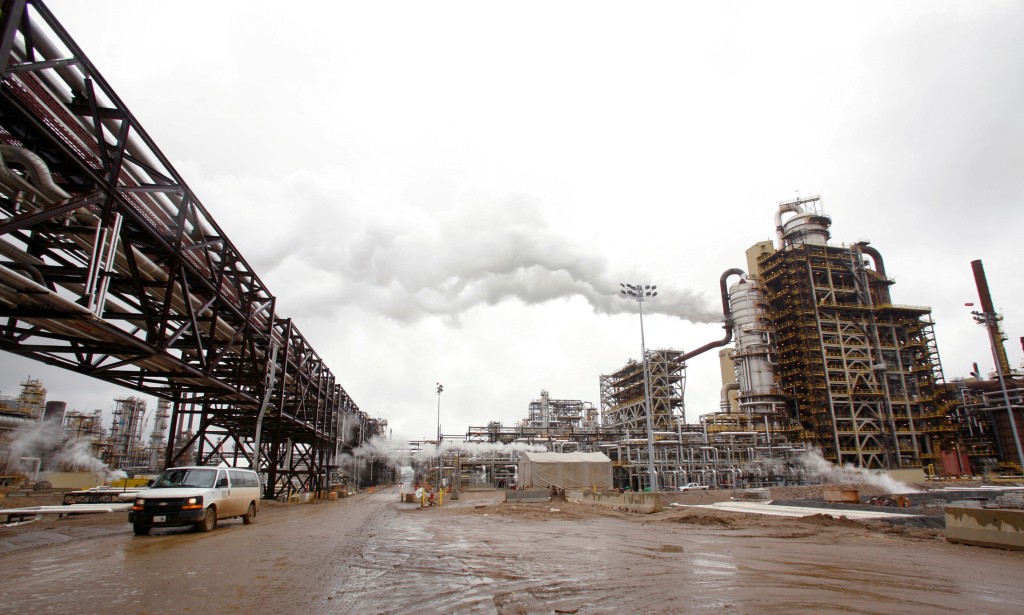 麦克默里堡每天生产超过100万桶原油。路透社