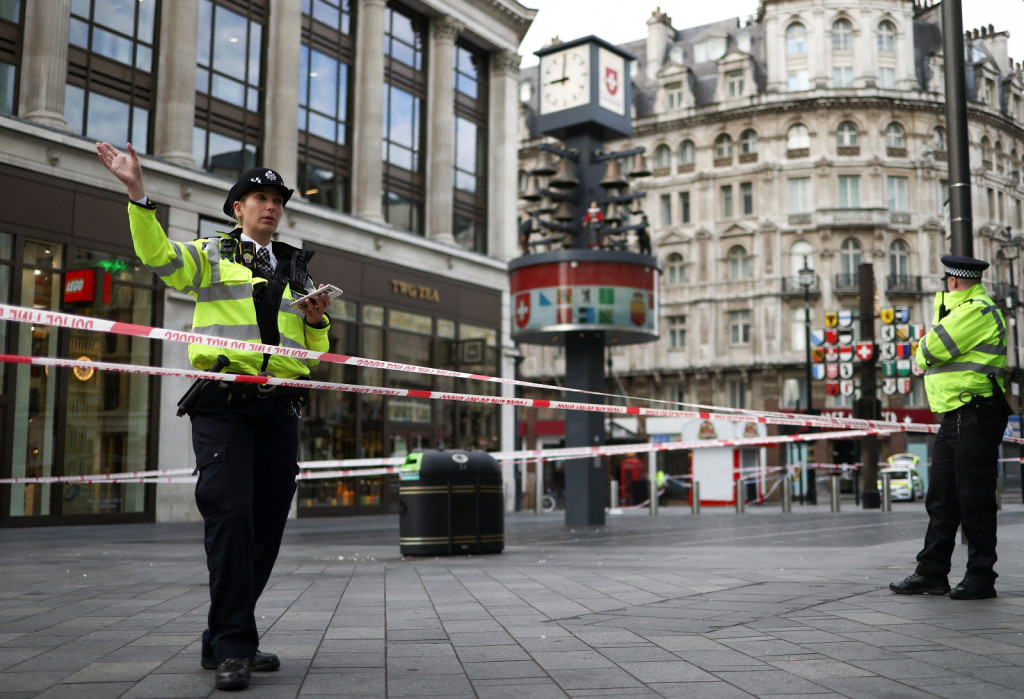 倫敦發生襲擊案件，鑑證人員到場調查。AP圖片