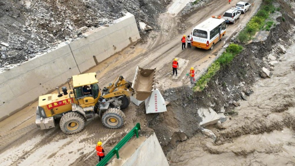 救援人員到場打通道路。網圖