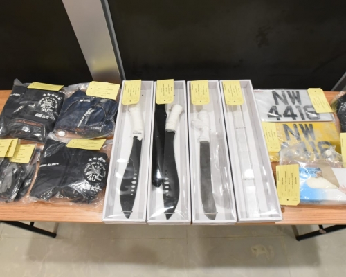 警方展示涉案武器及工具。