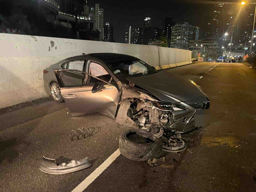 私家車車頭損毀，車輪飛脫。FB 香港突發事故報料區及討論區 圖片