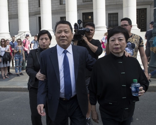 吳立勝與太太離開法院。美聯社