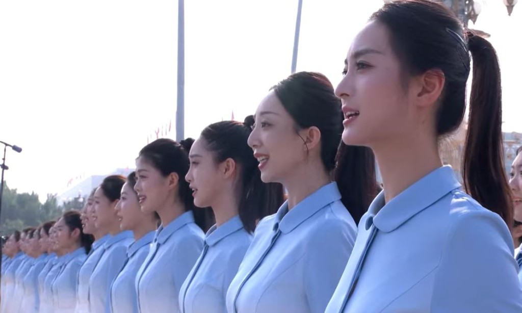 全場高唱誕生於抗戰烽火中的經典歌曲。 央視截圖
