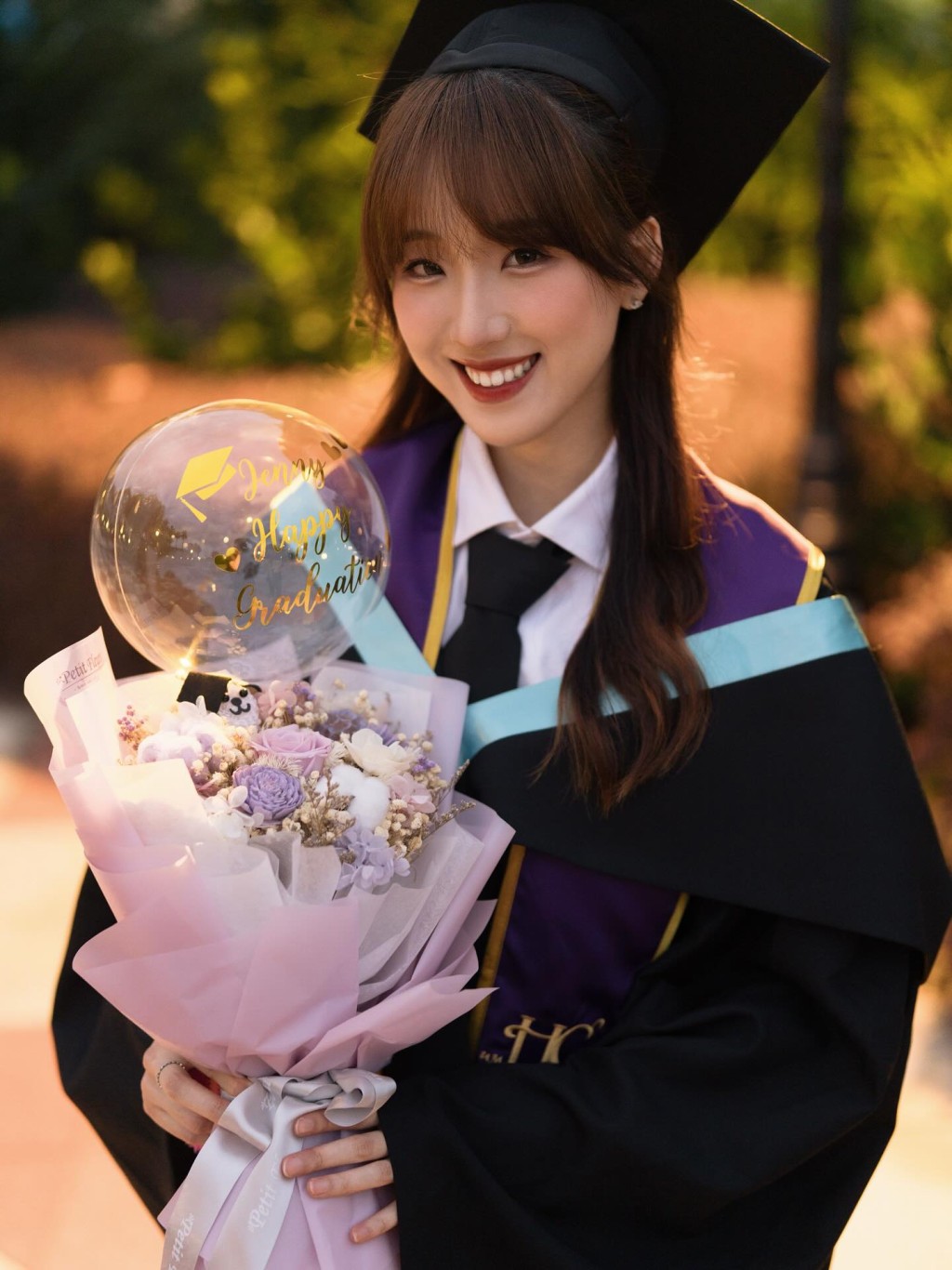 澳門大學英文教育系兼榮譽學院高材生,甄敏芳本是合資格準教師,畢業照充滿知性美。 澳門大學英文教育系兼榮譽學院高材生,甄敏芳本是合資格準教師,畢業照充滿知性美。