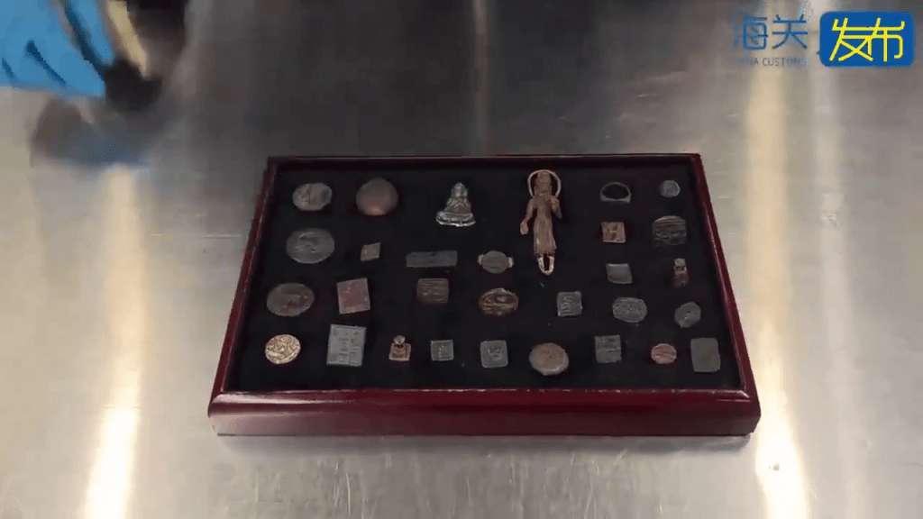 外籍男携30件古文物图离境，西九高铁站闯关被截。