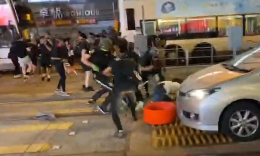 元朗有休班警員被襲擊及投擲汽油彈。網上截圖