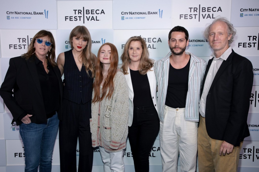 Taylor Swift（左二）與Sadie Sink（左三）及Dylan O'Brien（右二），一起出席Tribeca電影節。