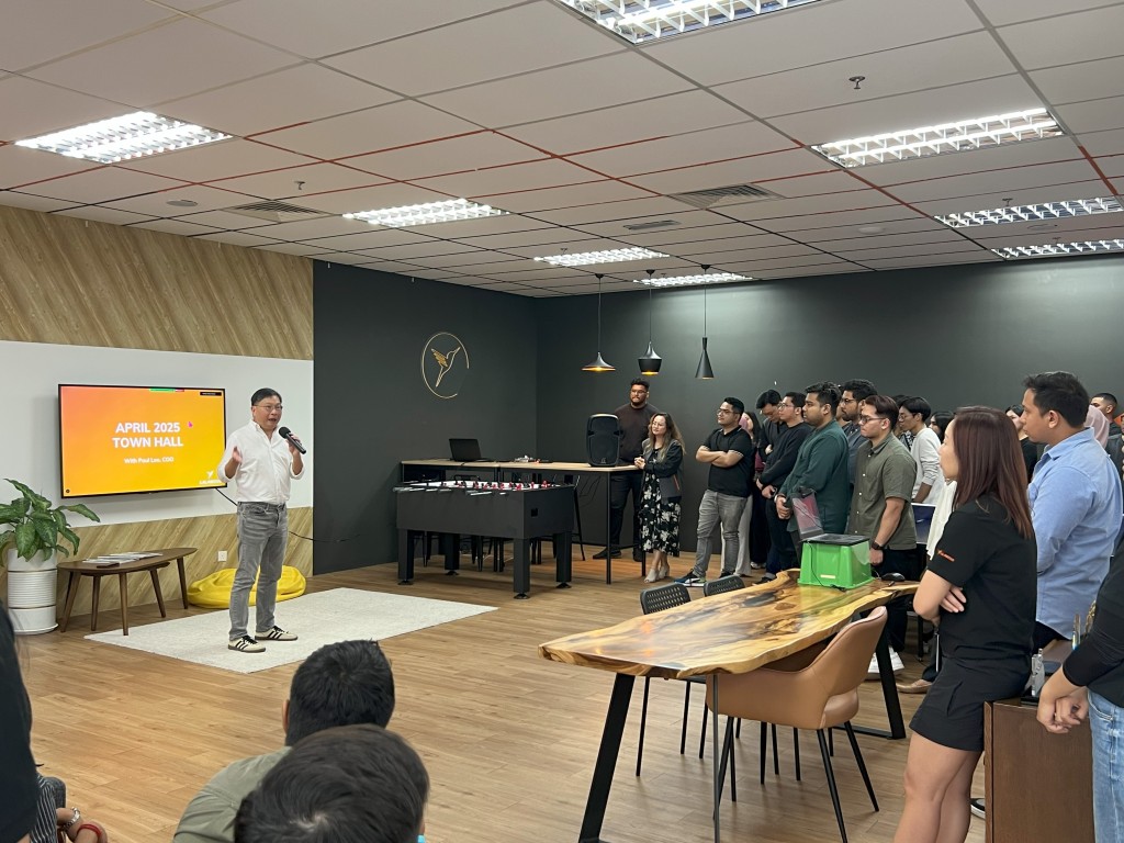 盧家培每月會飛到一個海外市場視察,並召開員工大會,聽取當地員工匯報。 盧家培每月會飛到一個海外市場視察,並召開員工大會,聽取當地員工匯報。